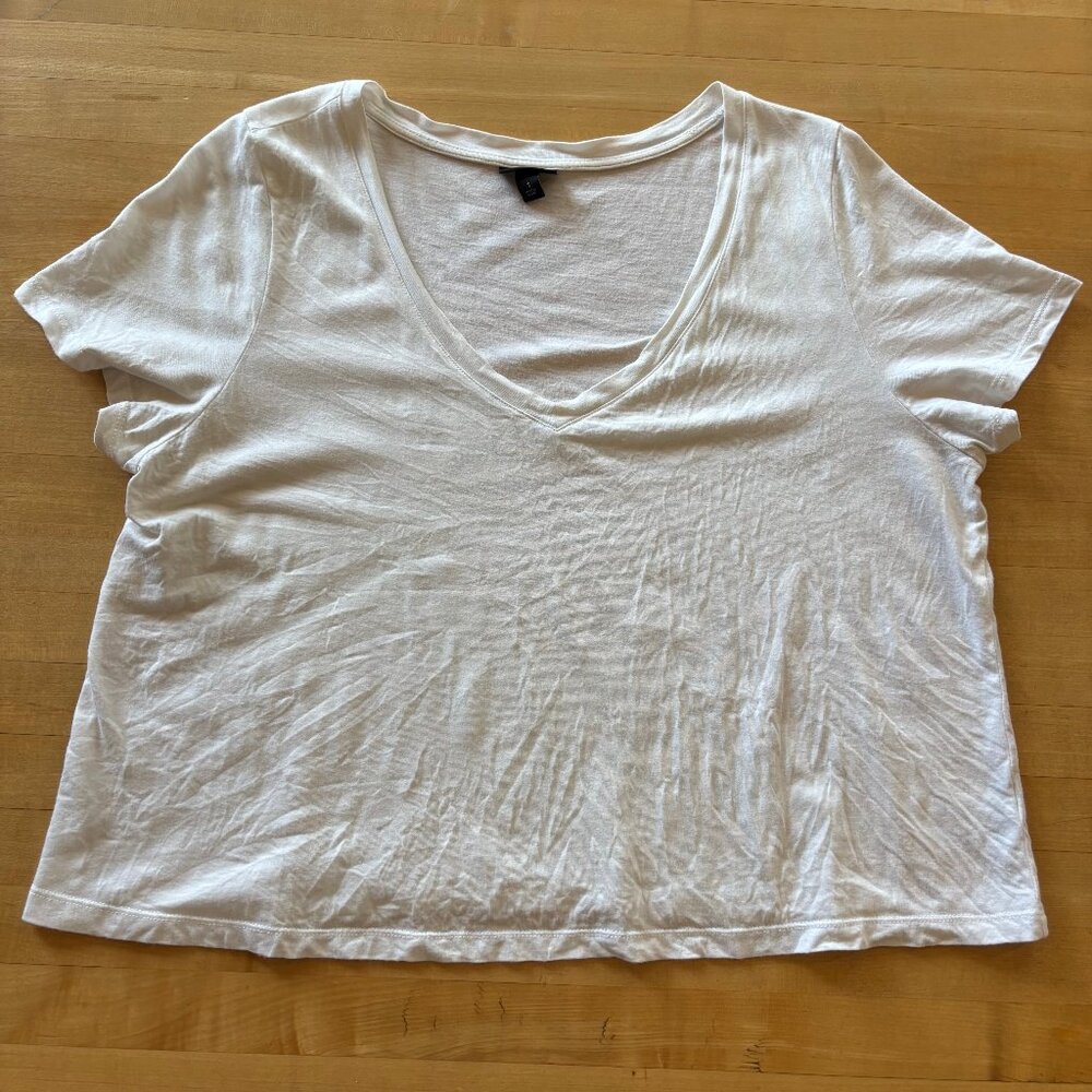 Torrid White V Neck T Shirt / Lightweight Cotton Basic Top SZ 1 Short Sleeve